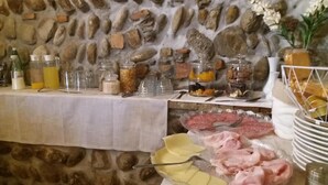 Ein reichhaltiges Buffet mit verschiedenen Speisen und Beilagen.