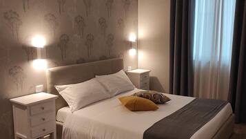 Minibar, in-room safe, desk, WiFi (free)