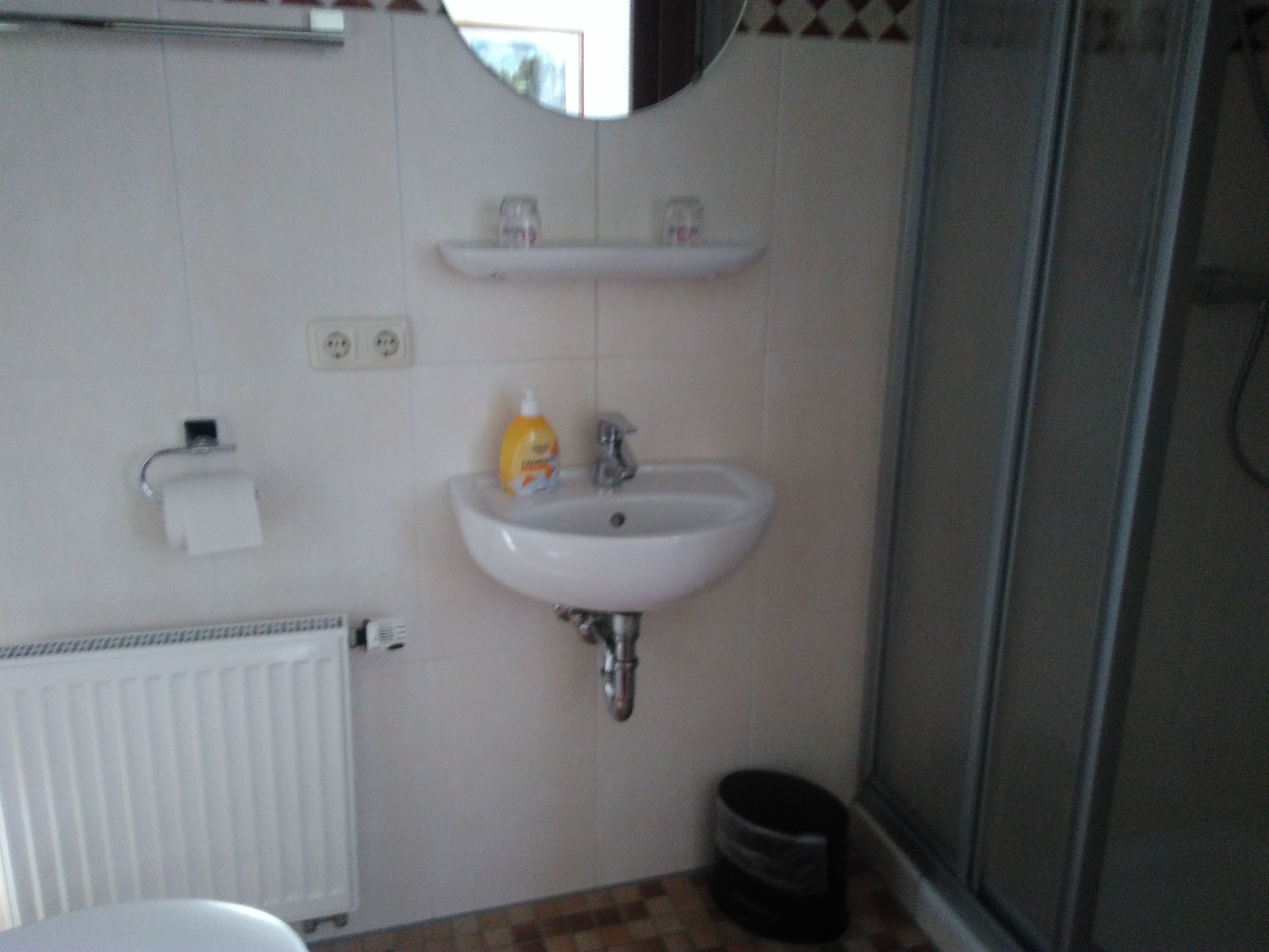 standard single room, private bathroom | bathroom | towels