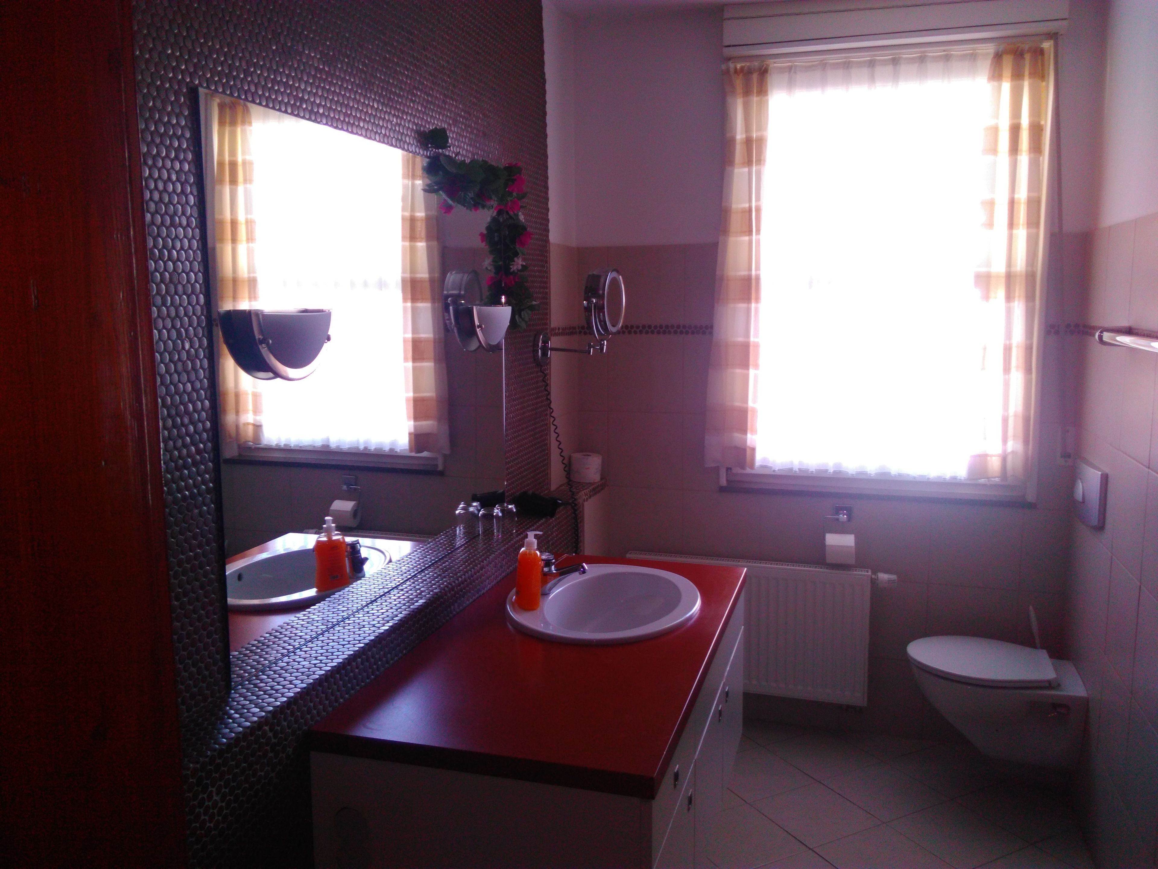 standard double room, private bathroom | bathroom | towels