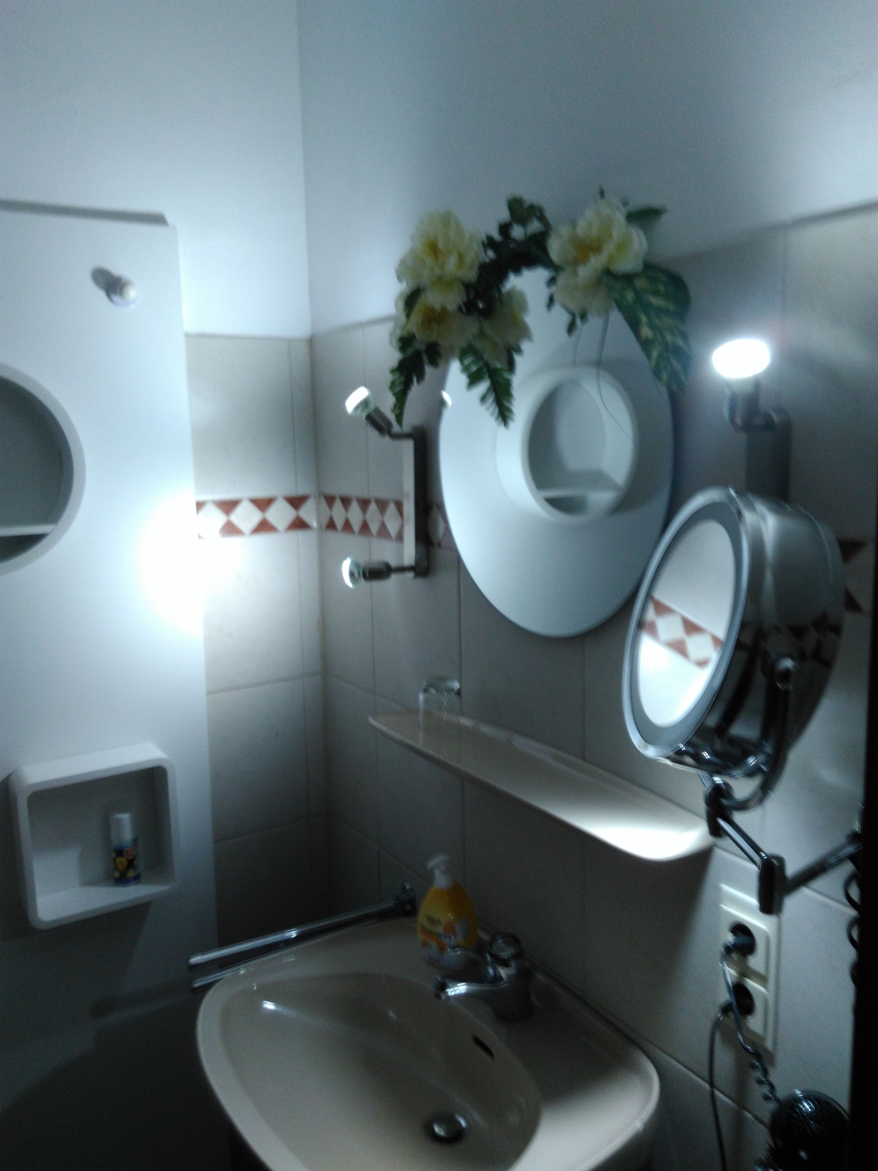 standard single room, private bathroom | bathroom | towels