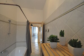 Triple Room | Bathroom | Free toiletries, hair dryer, bidet, towels - GuestHouse IlCinquino (Rome)
