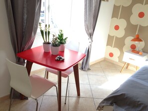 Premium bedding, down duvets, memory-foam beds, desk - GuestHouse IlCinquino (Rome)