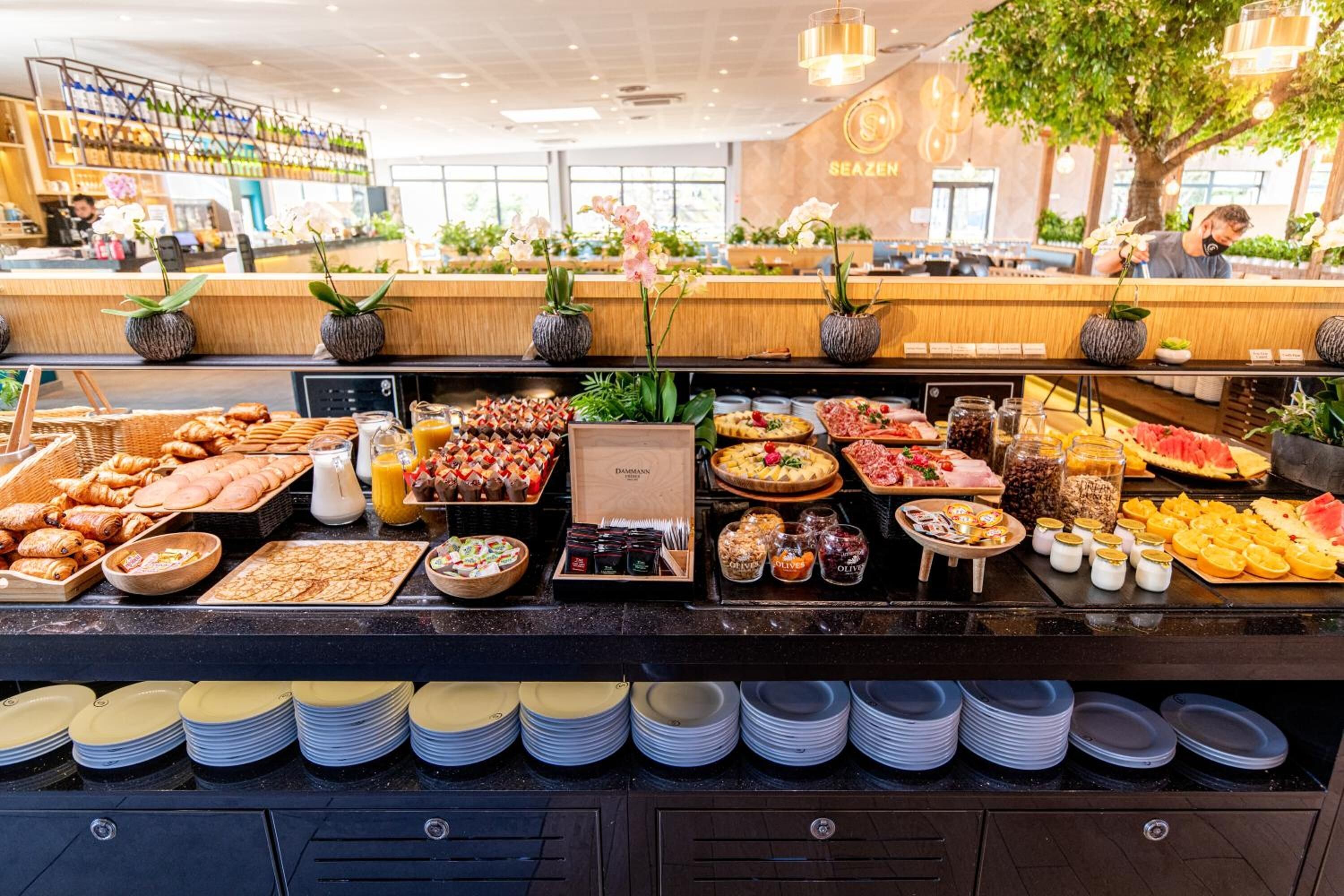 lunch and dinner served