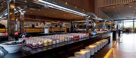 Een buffetgedeelte met meerdere stations en een verscheidenheid aan gerechten.