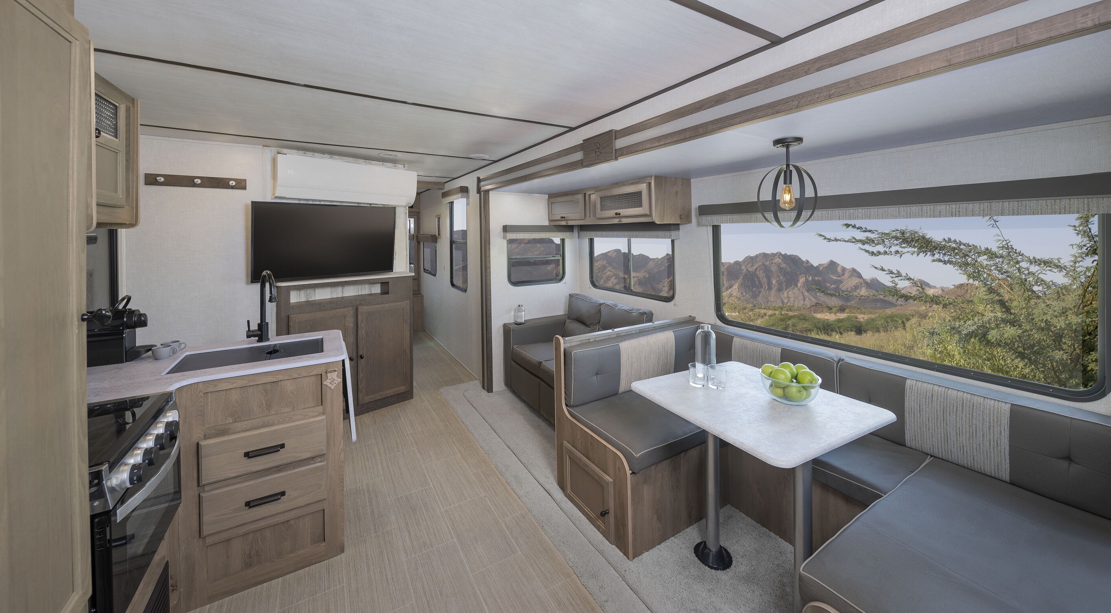 Deluxe Campers for Families and dog-friendly plus Adventure Activities | Minibar, tirai kedap cahaya, setrika/meja setrika, dan Wi-Fi gratis