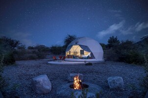 Dome Tent with Plunge Pool and Included Adventure Activities | Minibar, cortinas opacas, tabla de planchar con plancha y wifi gratis