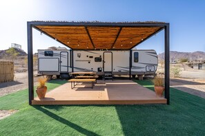 Premium Campers for Families and Included Adventure Activities | Minibar, rideaux occultants, fer et planche à repasser, Wi-Fi gratuit