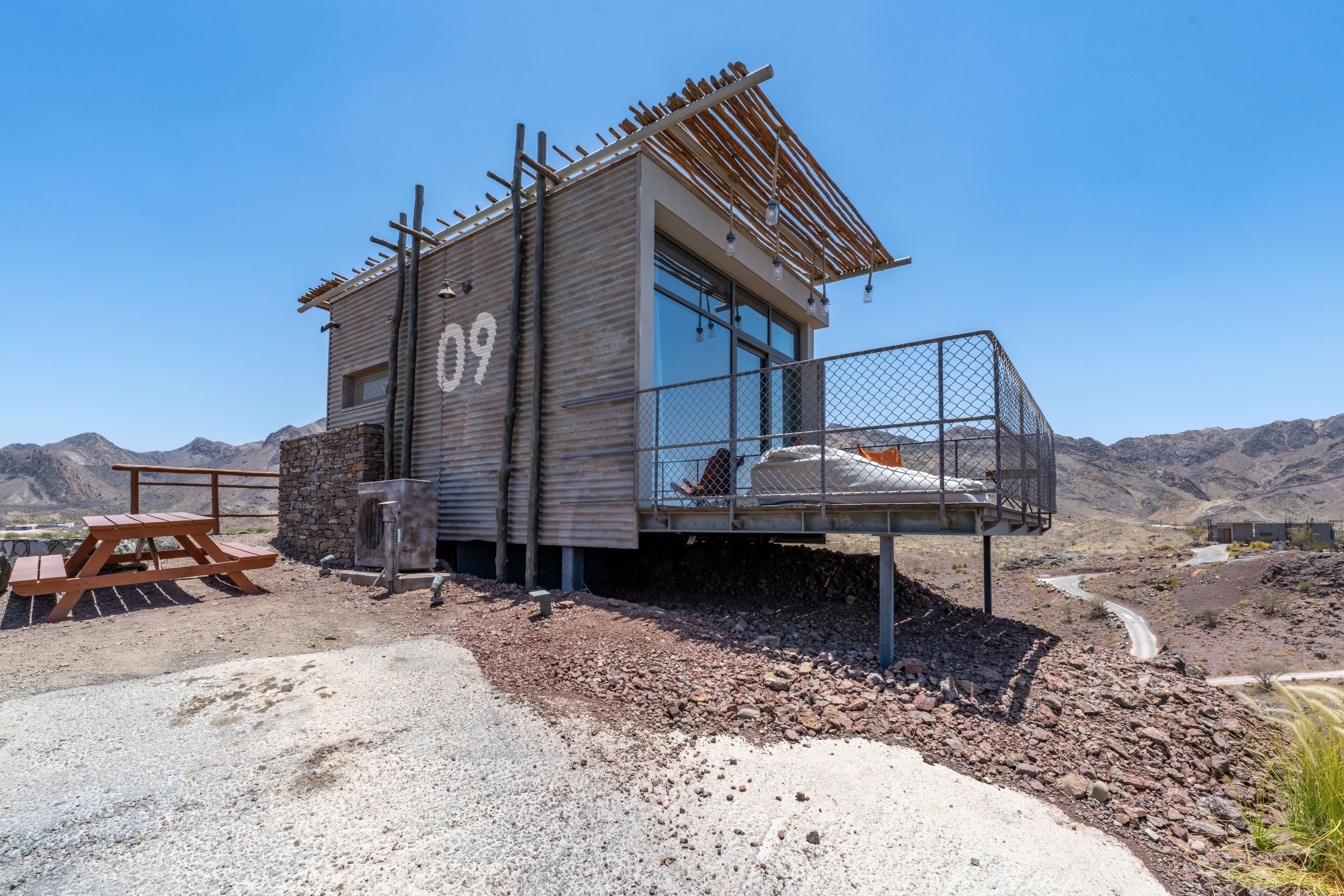 Deluxe Lodge with Mountain Backdrop and Complimentary Adventure Activities | Minibar, rideaux occultants, fer et planche à repasser, Wi-Fi gratuit