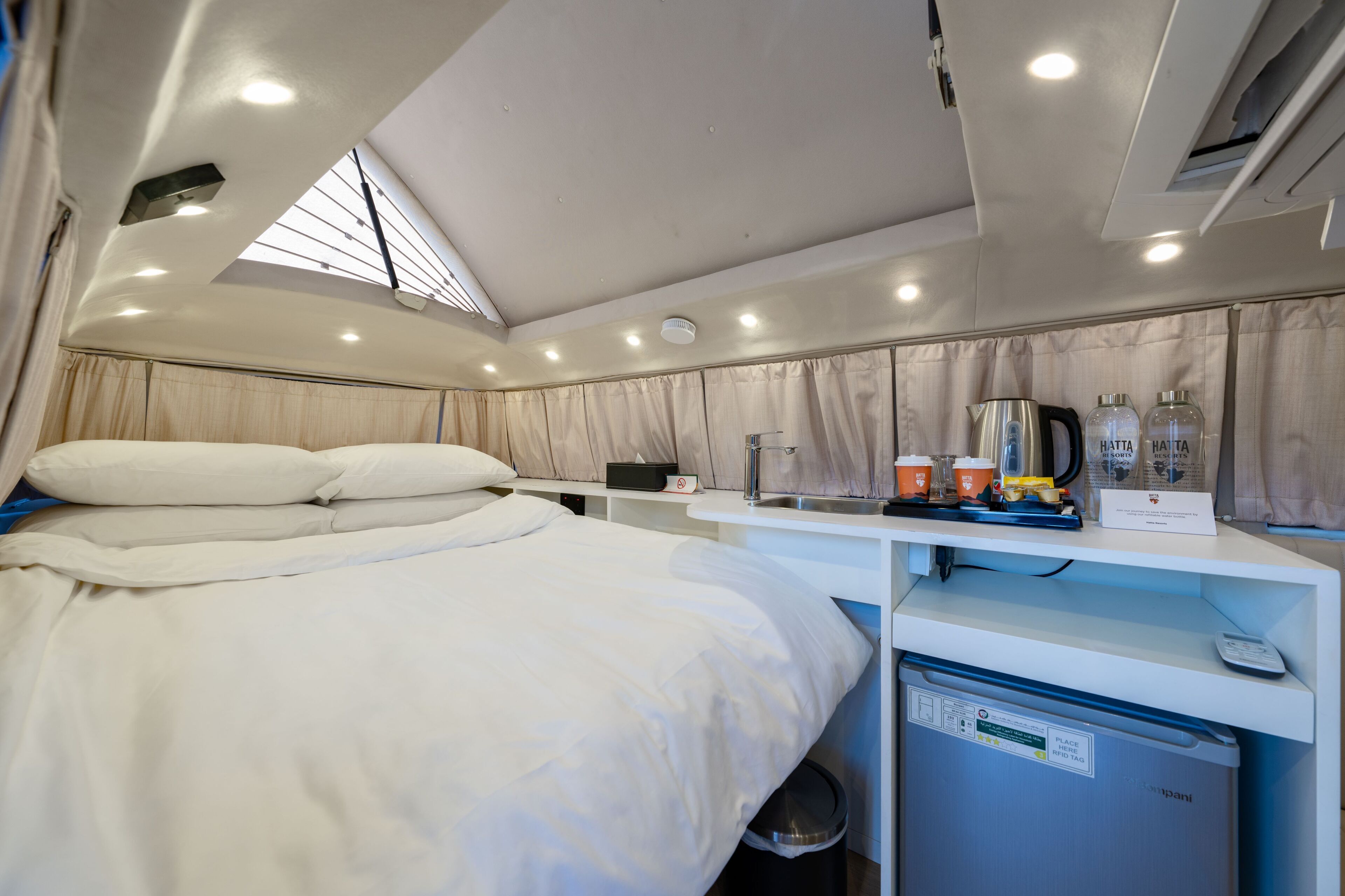 Vintage Campers with Mountain Backdrop and Complimentary Adventure Activities | 迷你吧、遮光布/窗簾、熨斗/熨衣板、免費無線上  網
