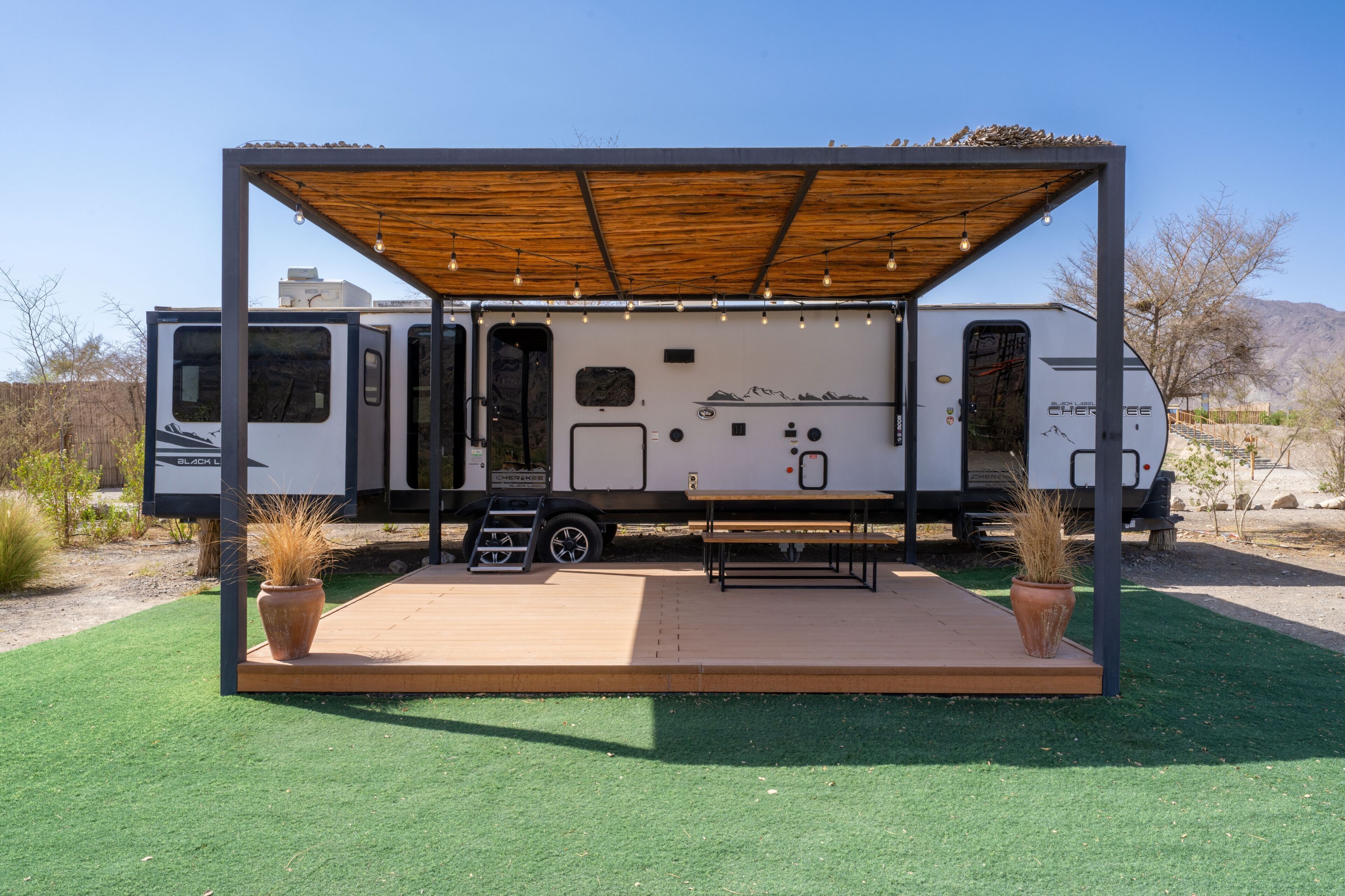 Elite Campers with Mountain Backdrop & Access to Adventure Activities | Minibar, rideaux occultants, fer et planche à repasser, Wi-Fi gratuit