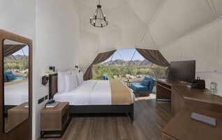 Dome Tent with Plunge Pool and Included Adventure Activities | Minibar, cortinas opacas, tabla de planchar con plancha y wifi gratis