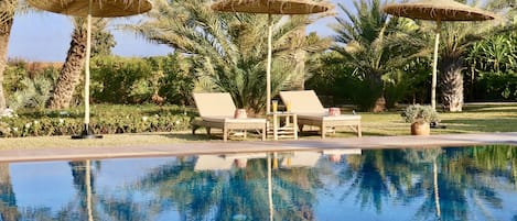 Piscine extérieure, parasols de plage, chaises longues