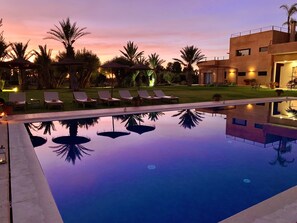 Açık yüzme havuzu, havuz şemsiyeleri, şezlonglar 