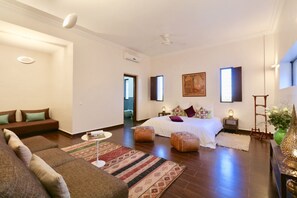 Masa, güneşlik/perde, ücretsiz beşik/çocuk yatağı, çarşaf takımı 