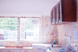 スーペリア ダブルルーム | 専用キッチン | 大型冷蔵庫、電子レンジ、オーブン、コンロ