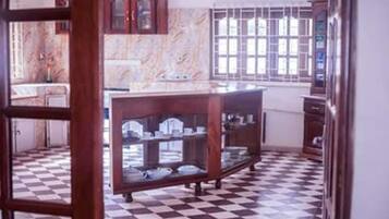 Chambre Double Supérieure | Cuisine privée | Grand réfrigérateur, micro-ondes, four, plaque de cuisson