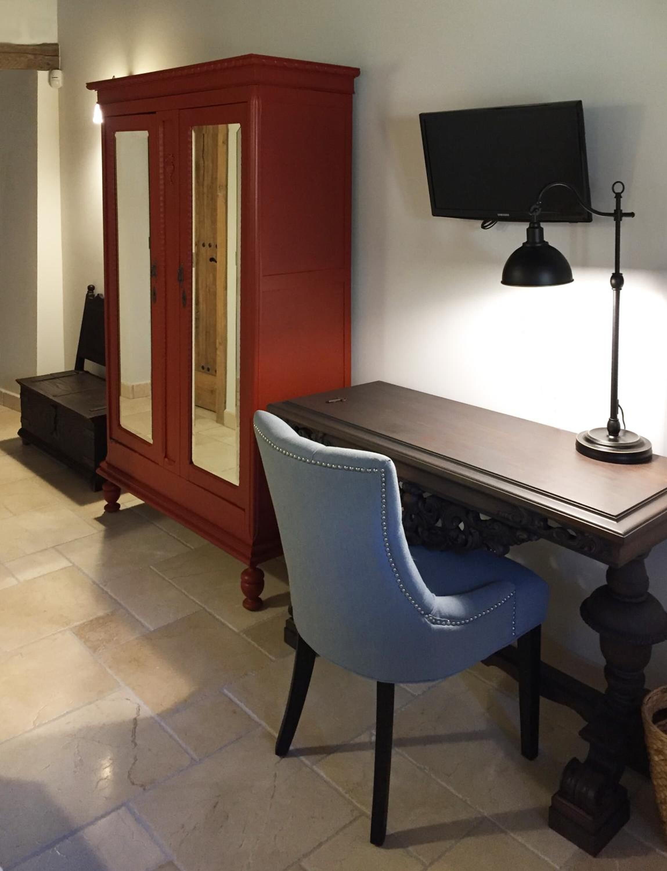 1 bedroom, desk, blackout curtains, soundproofing