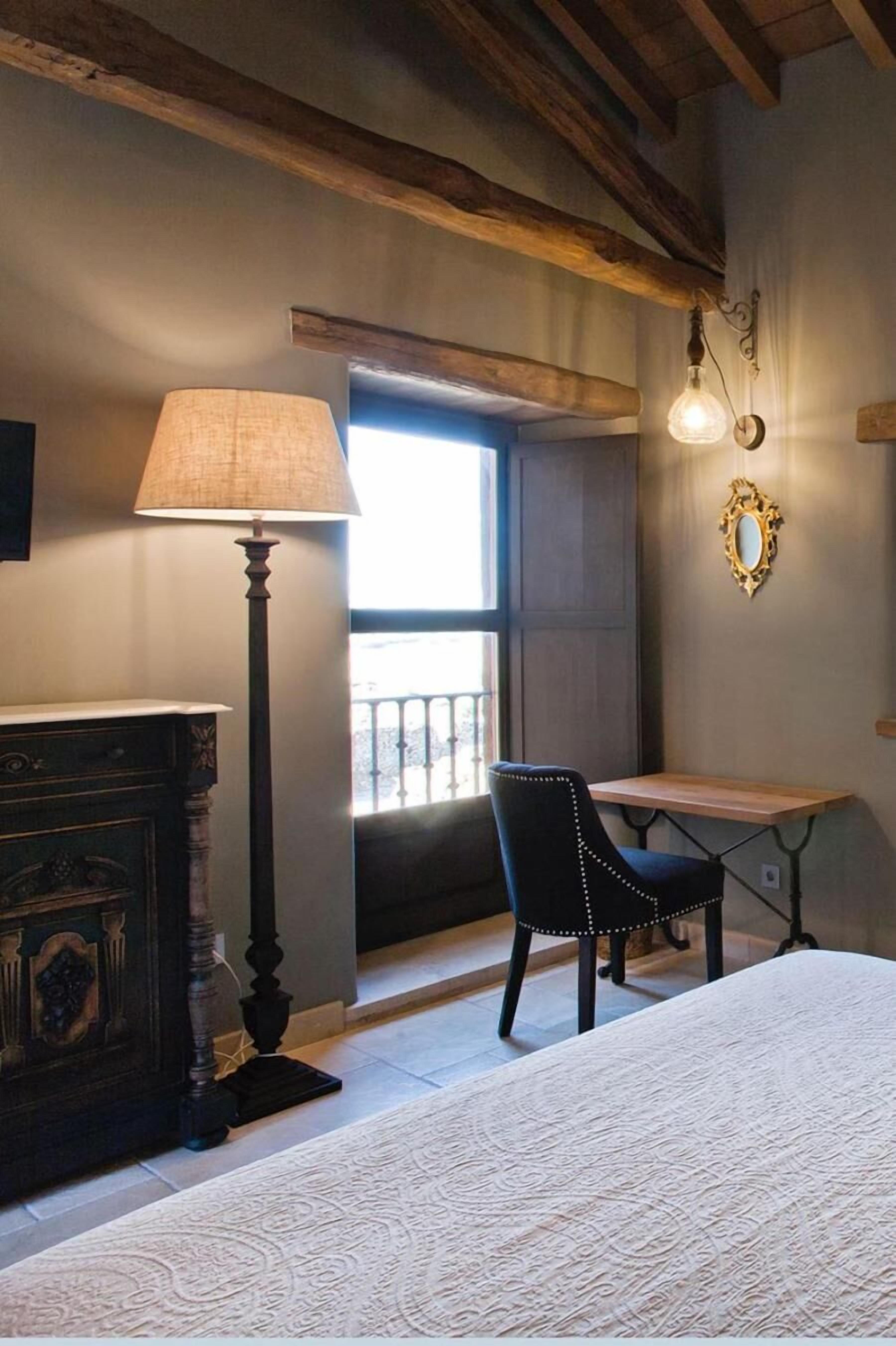 1 bedroom, desk, blackout curtains, soundproofing