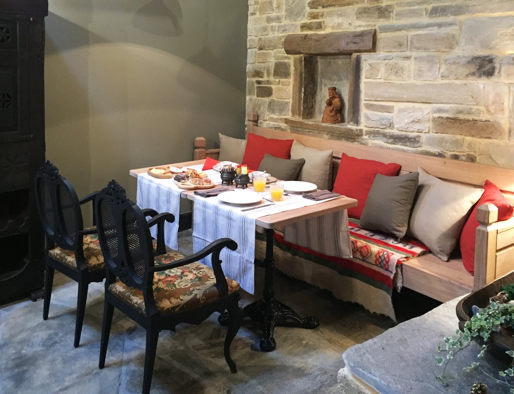 daily continental breakfast (eur 7.00 per person)