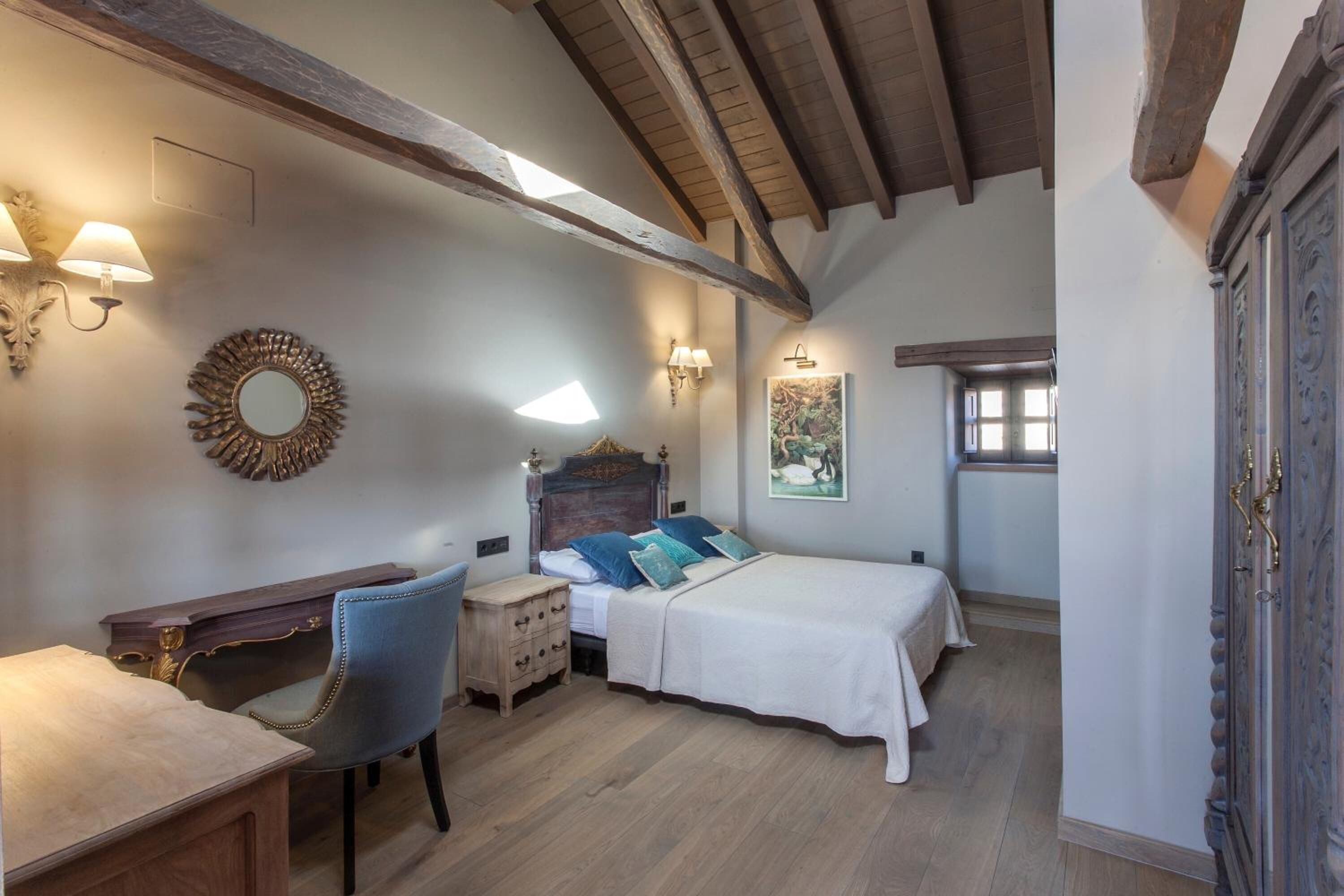 1 bedroom, desk, blackout curtains, soundproofing