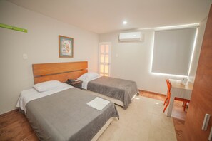 エグゼクティブ ダブルルーム クイーンベッド 1 台 | セーフティボックス (室内)、遮光カーテン、アイロン / アイロン台、可動式ベッド (無料)