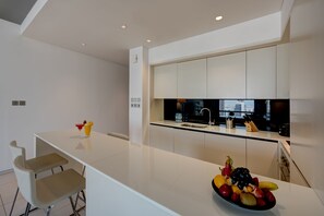 Apartment, 1 Double Bed, Non Smoking, City View | In-room dining