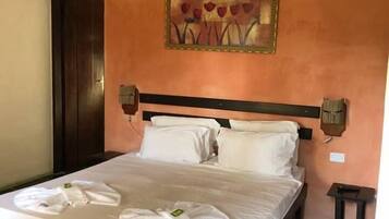 Habitación triple, 1 cama matrimonial y sofá cama, para no fumadores | Minibar, wifi gratis y ropa de cama