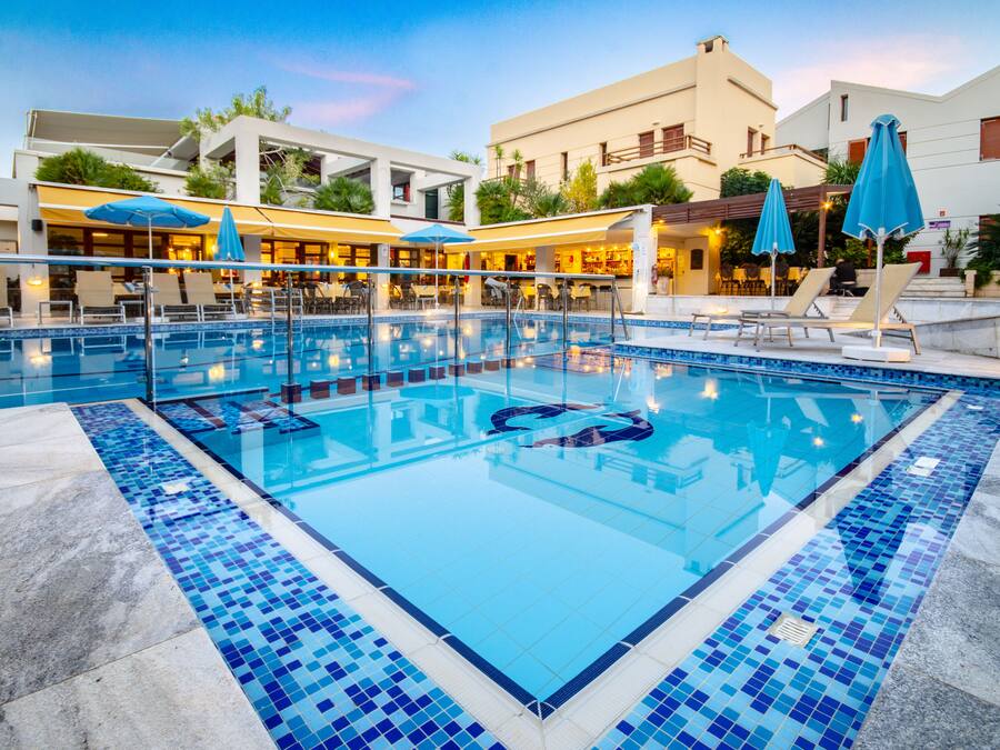 Una piscina al aire libre de temporada, sombrillas
