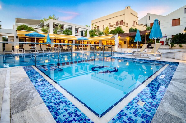 季節性室外游泳池，開放時間為 10:00 至 18:00，提供泳池遮陽傘和日光浴躺椅