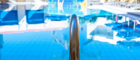 Piscine extérieure (ouverte en saison), parasols de plage