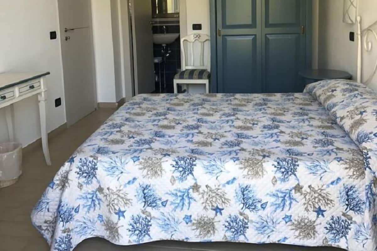 Double Room, Balcony | Minibar, WiFi (free)