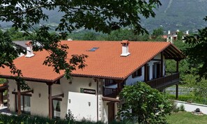 Vista frontal de la propiedad