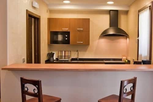 Kamer, 1 twee- of 2 eenpersoonsbedden, niet-roken | Privékeuken | Een koelkast met diepvriezer, een microgolfoven, een oven, een kookplaat