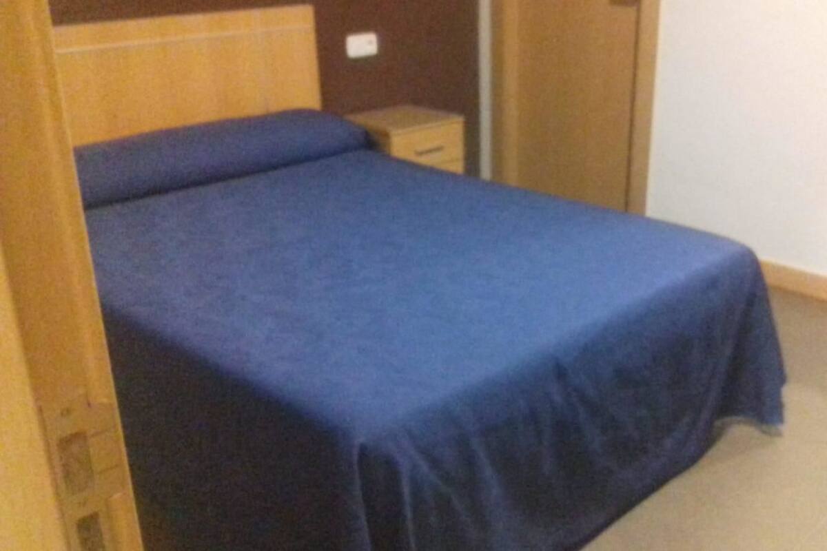 Escritorio, wifi gratis y ropa de cama