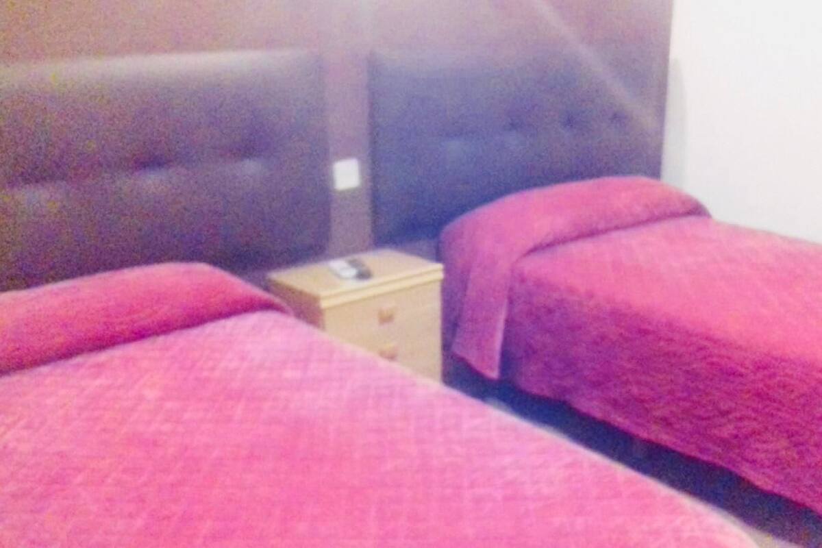 Habitación con 1 cama matrimonial o 2 individuales | Escritorio, wifi gratis y ropa de cama