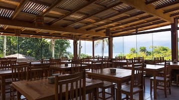 Sudah termasuk sarapan prasmanan setiap hari