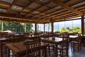 Free daily buffet breakfast  - Pousada Ilhote da Prainha (Ilhabela)