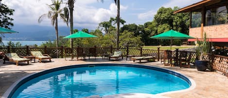 2 piscines extérieures, cabanons gratuits, parasols de plage