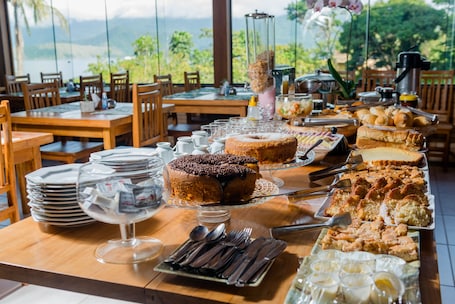 Free daily buffet breakfast. Pousada Ilhote da Prainha