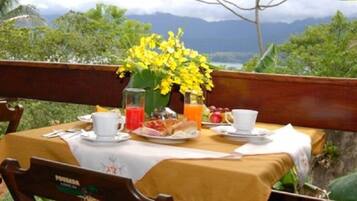 Café da manhã com buffet grátis todos os dias
