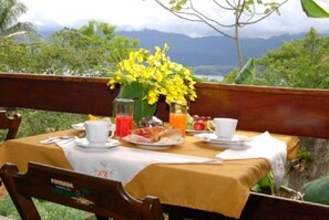 Free daily buffet breakfast  - Pousada Ilhote da Prainha (Ilhabela)