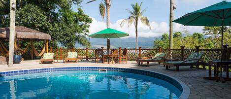 2 piscines a l'aire lliure (horari: 09:00-22:00) i cabanes gratuïtes