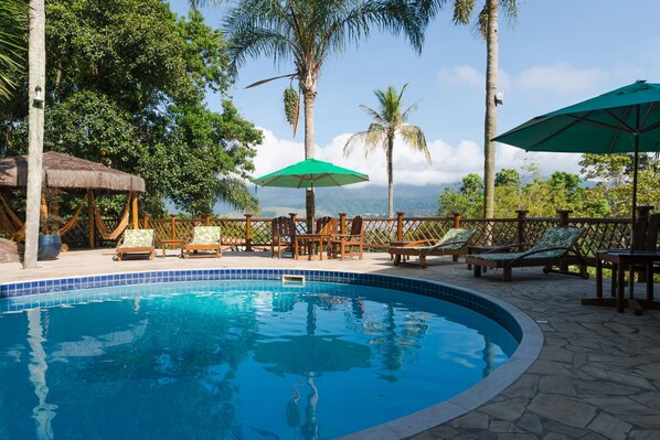 2 outdoor pools, open 9:00 AM to 10:00 PM, free pool cabanas - Pousada Ilhote da Prainha (Ilhabela)