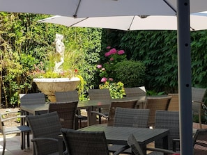 Petit déjeuner et déjeuner servis sur place, spécialités Cuisine locale