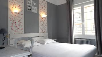 Habitación doble estándar | Decoración personalizada, muebles diferentes y escritorio
