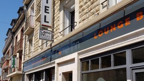 A hotel with a visible sign for a restaurant and lounge bar.