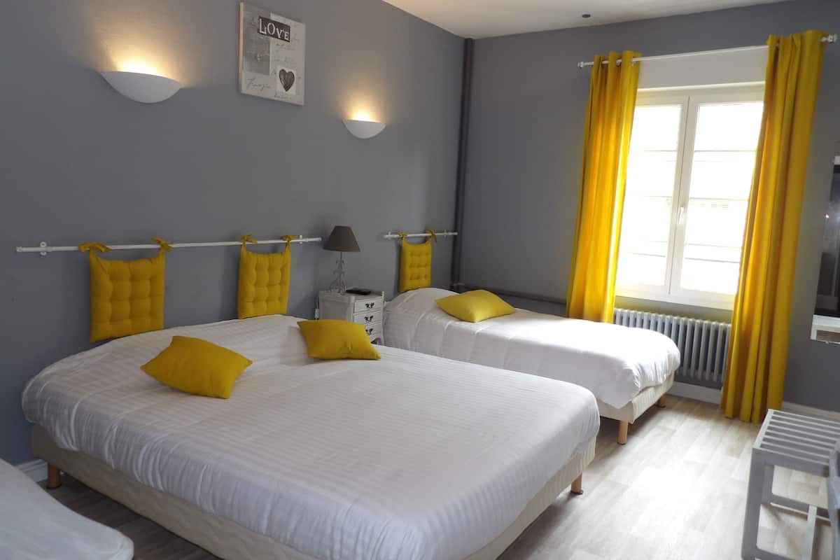 triple room | individually decorated, individually furnished, desk, blackout curtains