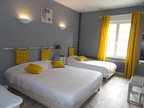 Triple Room | Individually decorated, individually furnished, desk, blackout drapes - Côme Inn (Neufchatel-en-Bray)