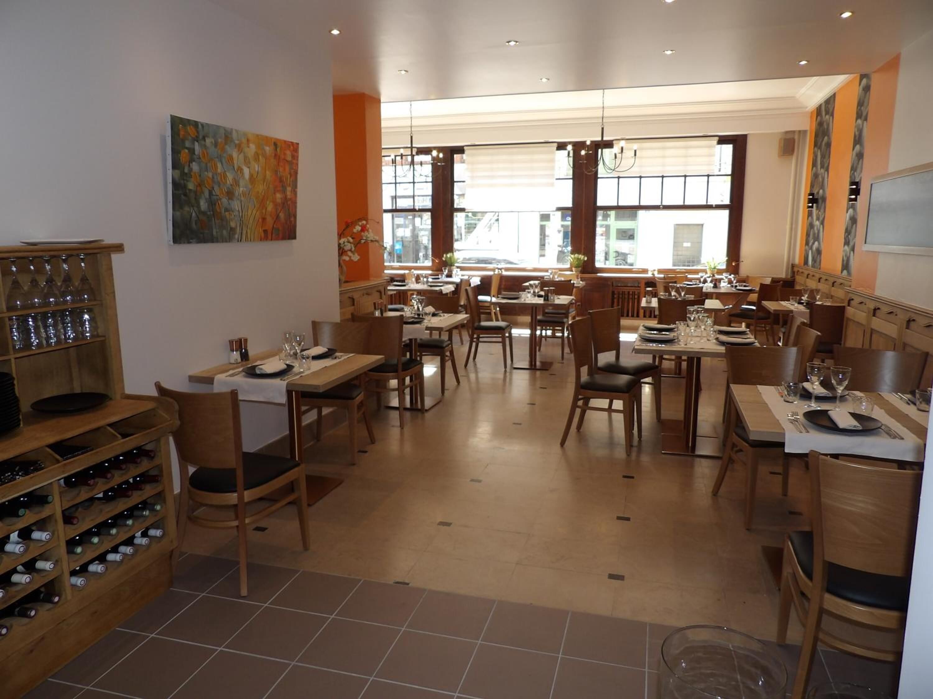 Der serveres morgenmad, frokost, aftensmad og lokale retter 